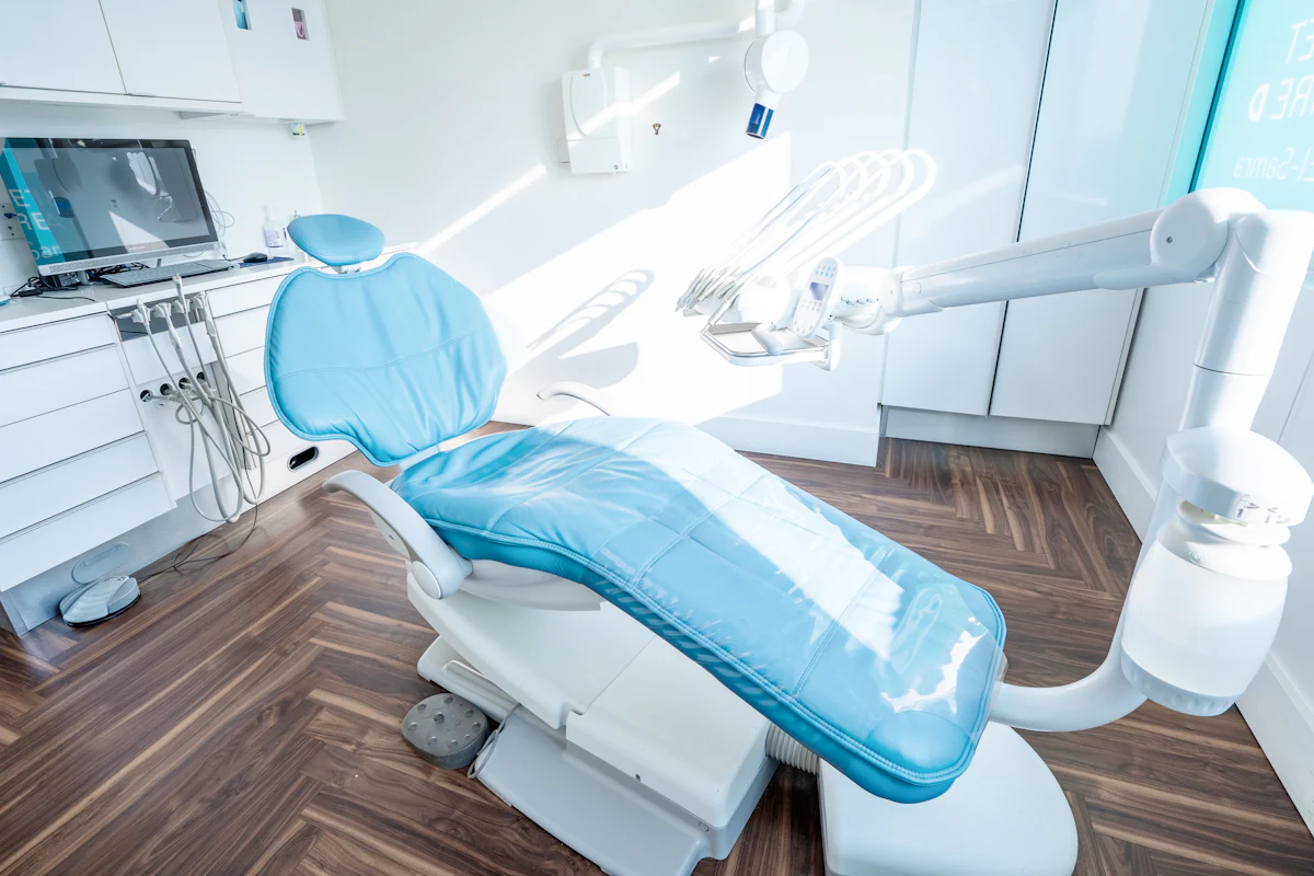 Cadeira odontológica azul em consultório iluminado