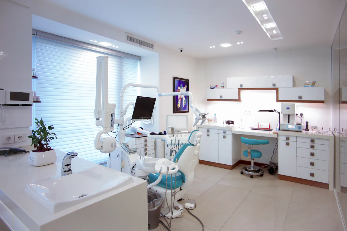 Vista geral de um consultório odontológico moderno